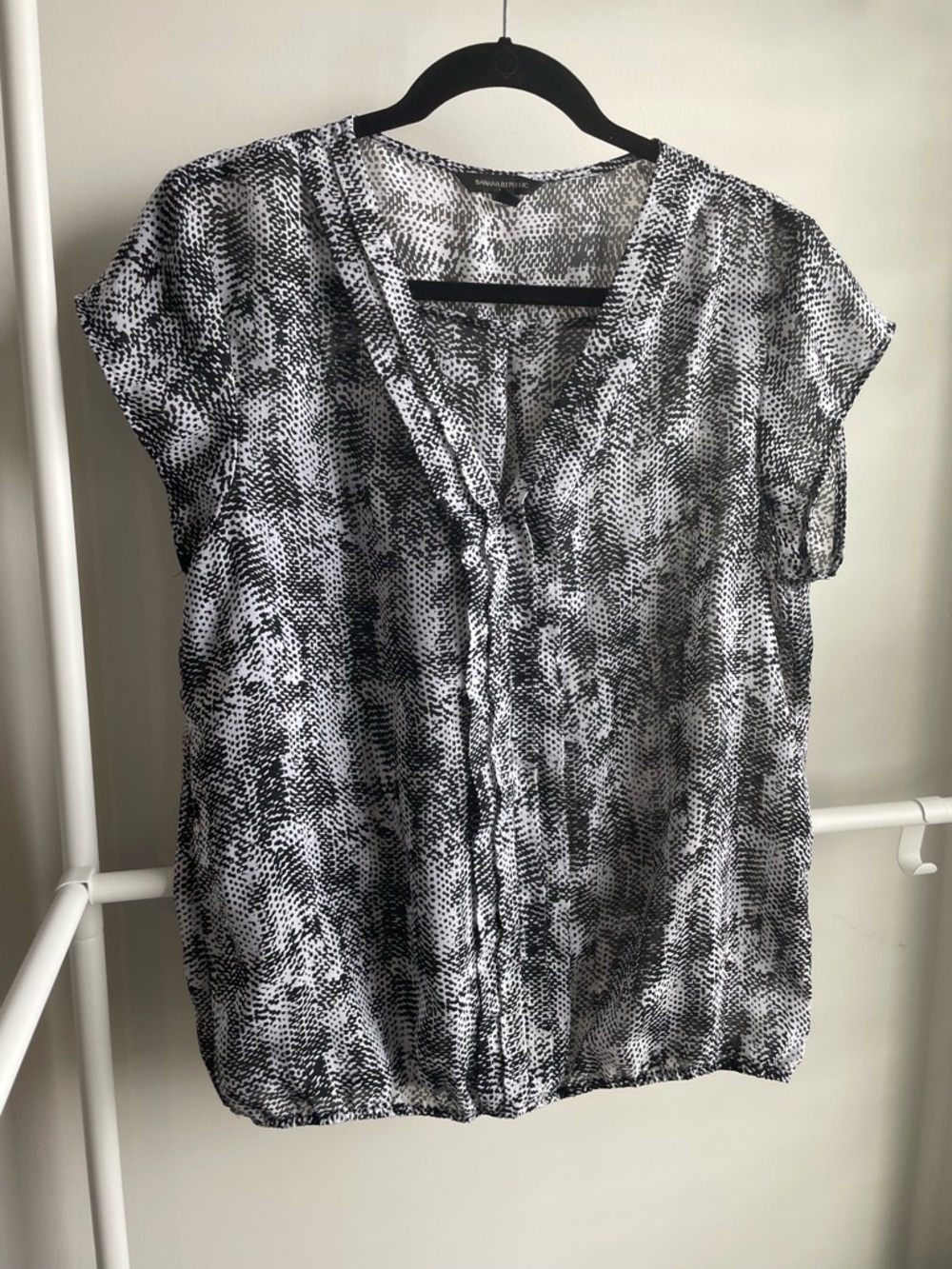 Banana Republic Black & White Printed V-Neck Blouse